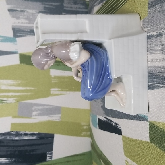 Copenhagen Porcelain The Little Match Girl B&G Bing and Grondahl Figurine Signed - Picture 5 of 13